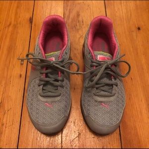 Grey, pink and green PUMA size 8 1/2 (LIKE NEW)